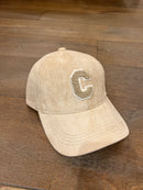 Hippe CAP met letter C in Bouclé - Offwhite / Zand