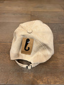 Hippe CAP met letter C in Bouclé - Offwhite / Zand